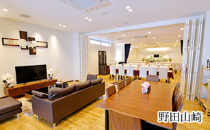 野田山崎の葬儀場、ゆったりとした居間の写真