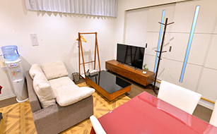 松戸市の葬儀場、ゆったりとした居間の写真